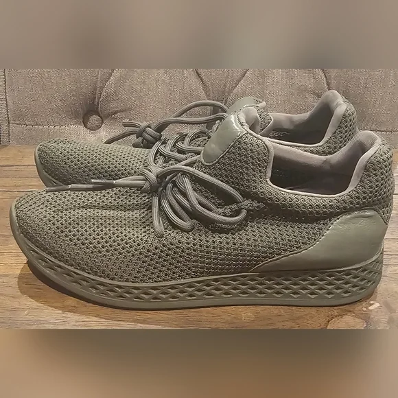 Men's Olive Knit Sneakers with Textured Sole - Picture 3 of 7